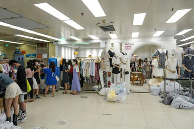 我想賣(mài)服裝去哪里進(jìn)貨?開(kāi)服裝店從哪里找貨源